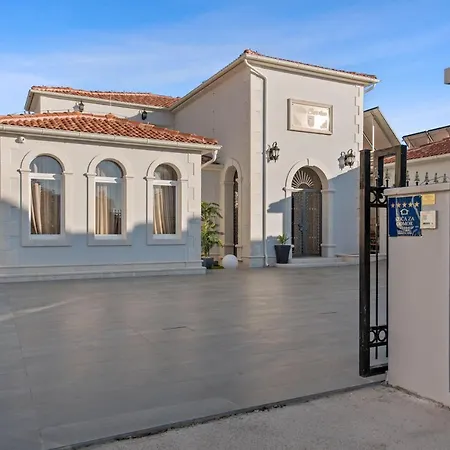 Carolus-luxurious Dalmatia