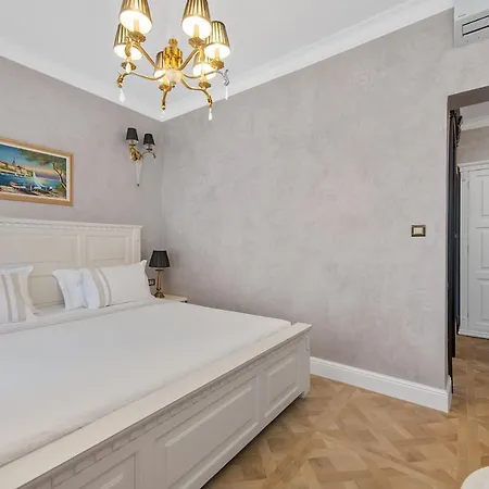 Carolus-luxurious Dalmatia