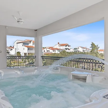 Carolus-luxurious Dalmatia