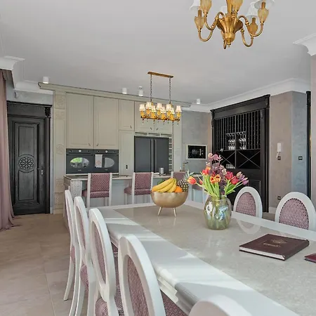 Carolus-luxurious Dalmatia