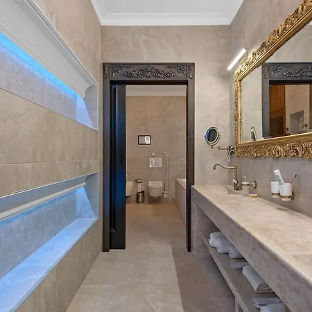 Carolus-luxurious Dalmatia